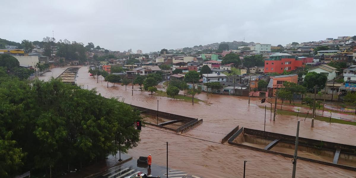 Segunda visão da avenida alagada